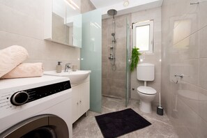 Duschwanne, Haartrockner, Bidet, Handtücher