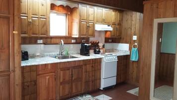 Full-size fridge, microwave, oven, stovetop
