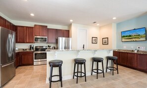 Fridge, microwave, oven, stovetop - Spacious Graceful House with Kitchen at Encore (Kissimmee)