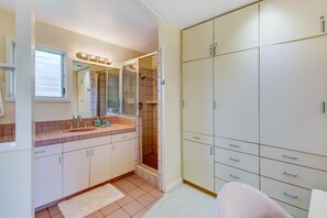Ensemble douche/baignoire, sèche-cheveux, serviettes fournies