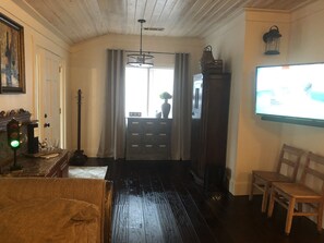 Smart TV - Crosby Cottage  3 bed/3 bath (Stockbridge)