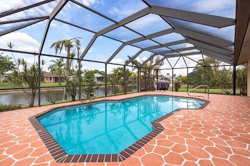 CAPE CORAL FLORIDA WATERFRONT MIT BEHEIZTEM POOL, PRIVATE DOCK 