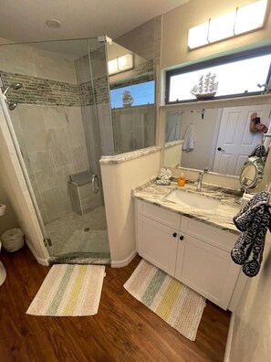 Ensemble douche/baignoire, sèche-cheveux, serviettes fournies, savon