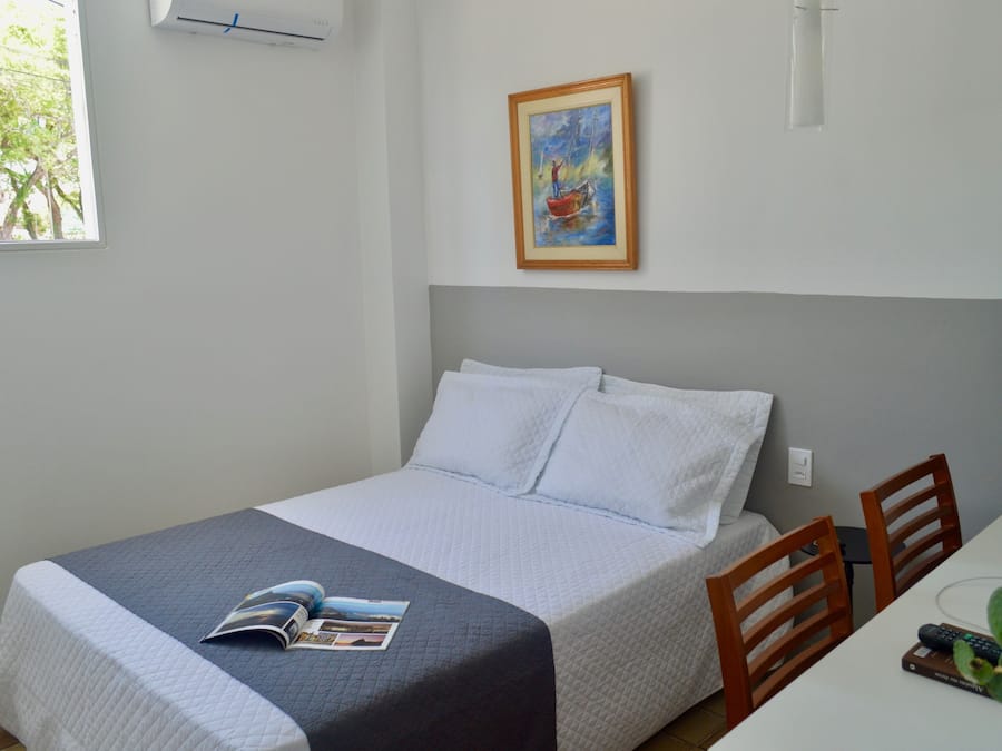 Minibar, decoración personalizada, muebles diferentes y escritorio