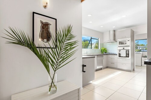 5 Minutes Walk to Matakana Village, 5 Minute Drive to Omaha Beach