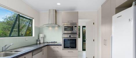 Refrigerador, microondas, horno y parrilla de estufa