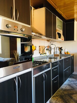 Réfrigérateur, four à micro-ondes, un four, cafetière-théière