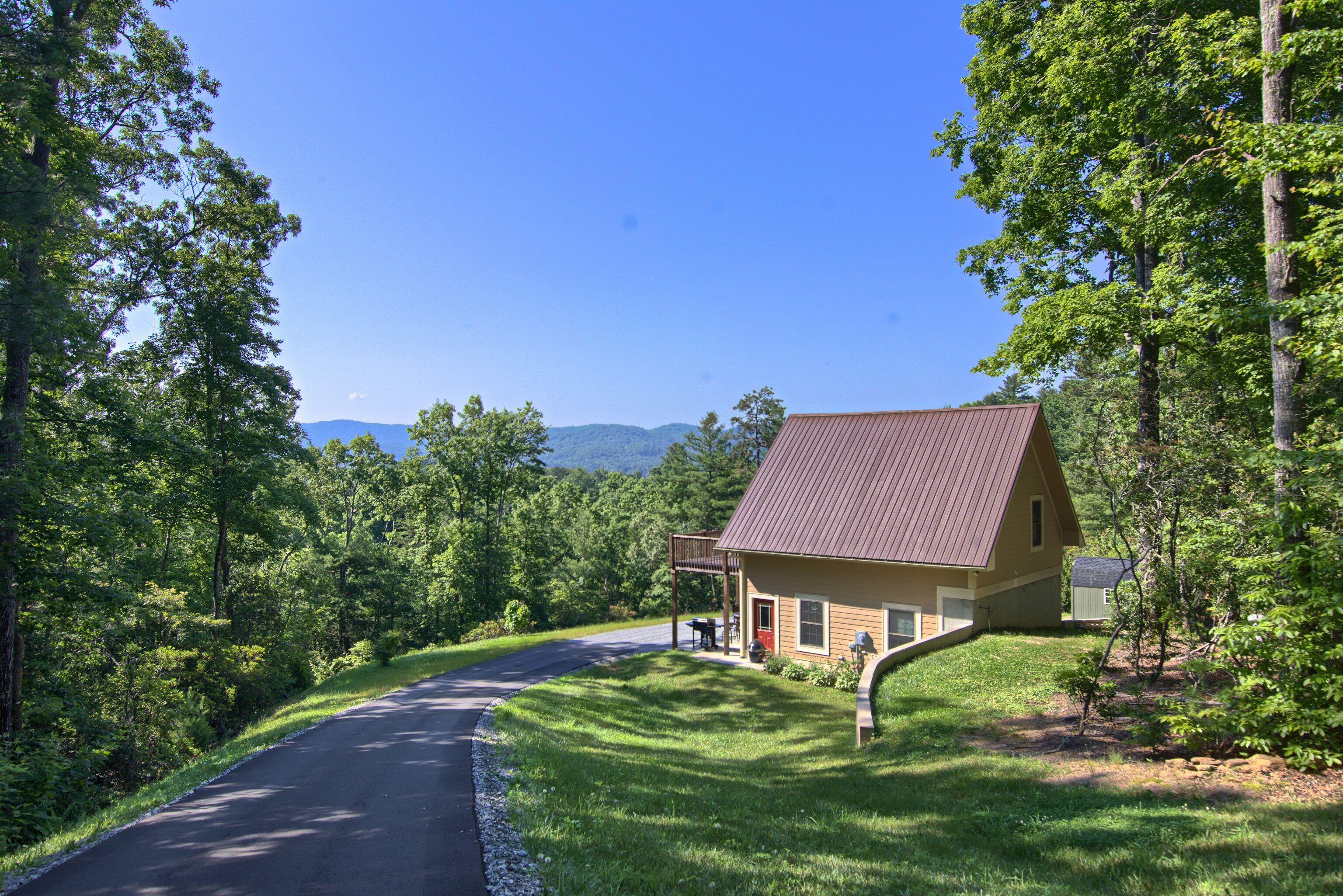 Quite, Secluded Long Range Mountain View Getaway 