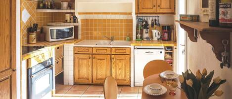 Een koelkast, een kookplaat, een vaatwasser