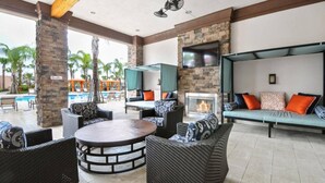 House, 6 Bedrooms | Living area