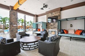 House, 6 Bedrooms | Living area