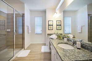 Ferienhaus, Mehrere Betten | Badezimmer
