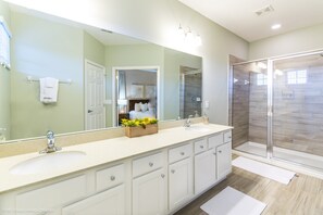 Casa, varias camas | Baño