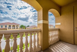 House, 6 Bedrooms | Balcony