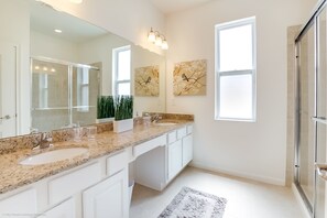 Casa, varias camas | Baño