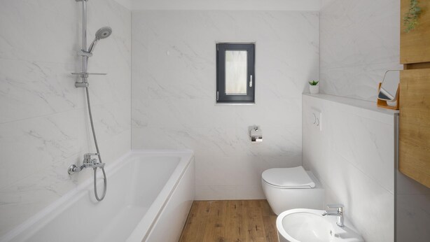 Un bagno con vasca, water e lavandino.
