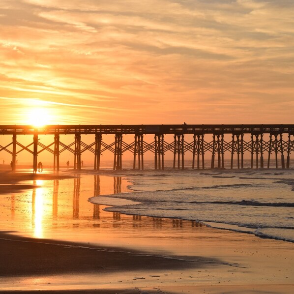 Beach nearby, sun-loungers, beach towels