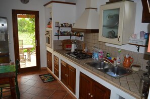 Refrigerador, parrilla de estufa, lavavajillas y cafetera y tetera