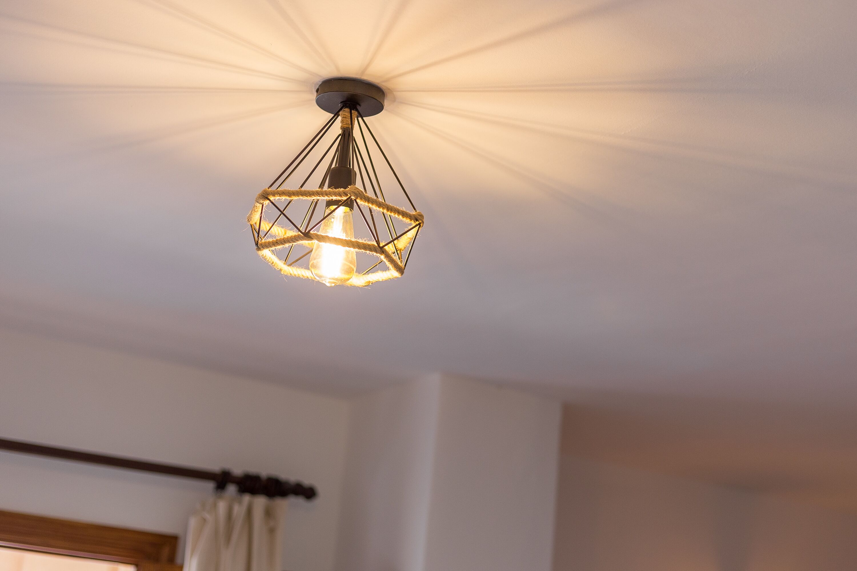 Een plafondlamp met een geometrisch ontwerp.