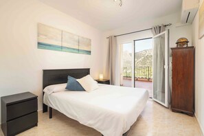 2 bedrooms, iron/ironing board, internet, bed sheets