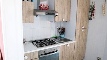 Réfrigérateur, four à micro-ondes, un four, surface de cuisson