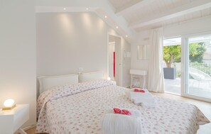 4 bedrooms, travel crib, free WiFi, bed sheets