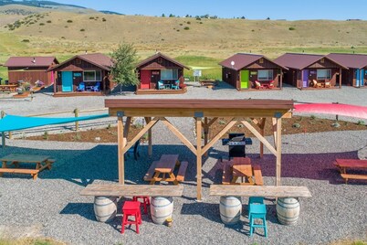 Cabin 5 · Emigrant Cabins #5 - Affordable Tiny Cabin in MT