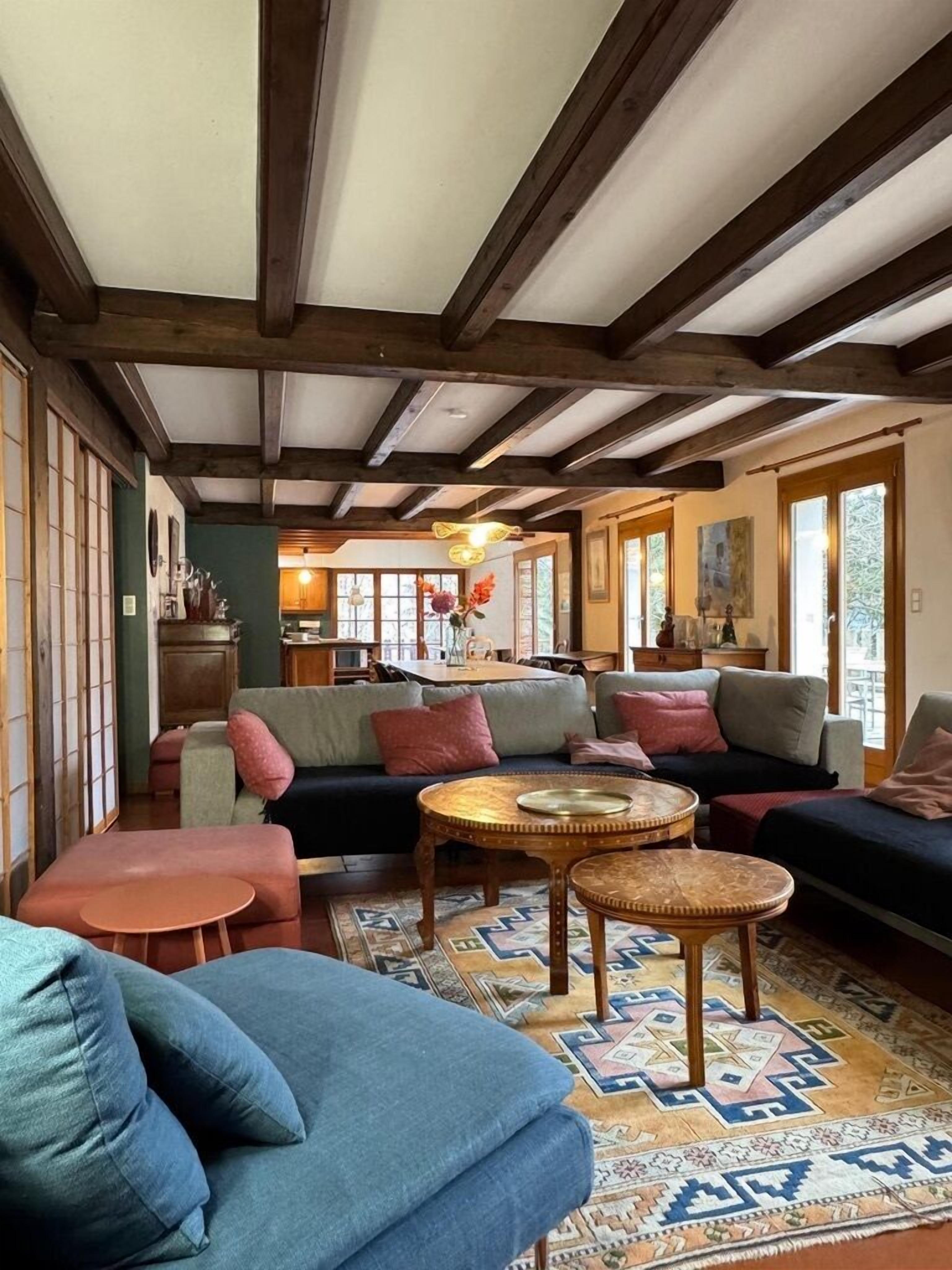 Televisie, een open haard, een tafeltennistafel en boeken