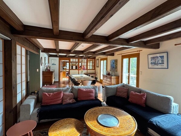 TV, peis, bordtennis og bøker