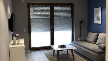 Een smart-tv en boeken