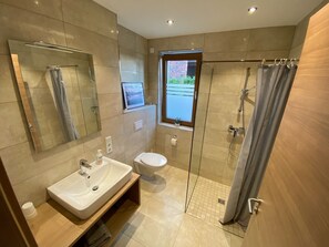 Douche, articles de toilette écologiques, sèche-cheveux
