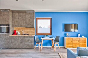 Réfrigérateur, un four, surface de cuisson, lave-vaisselle