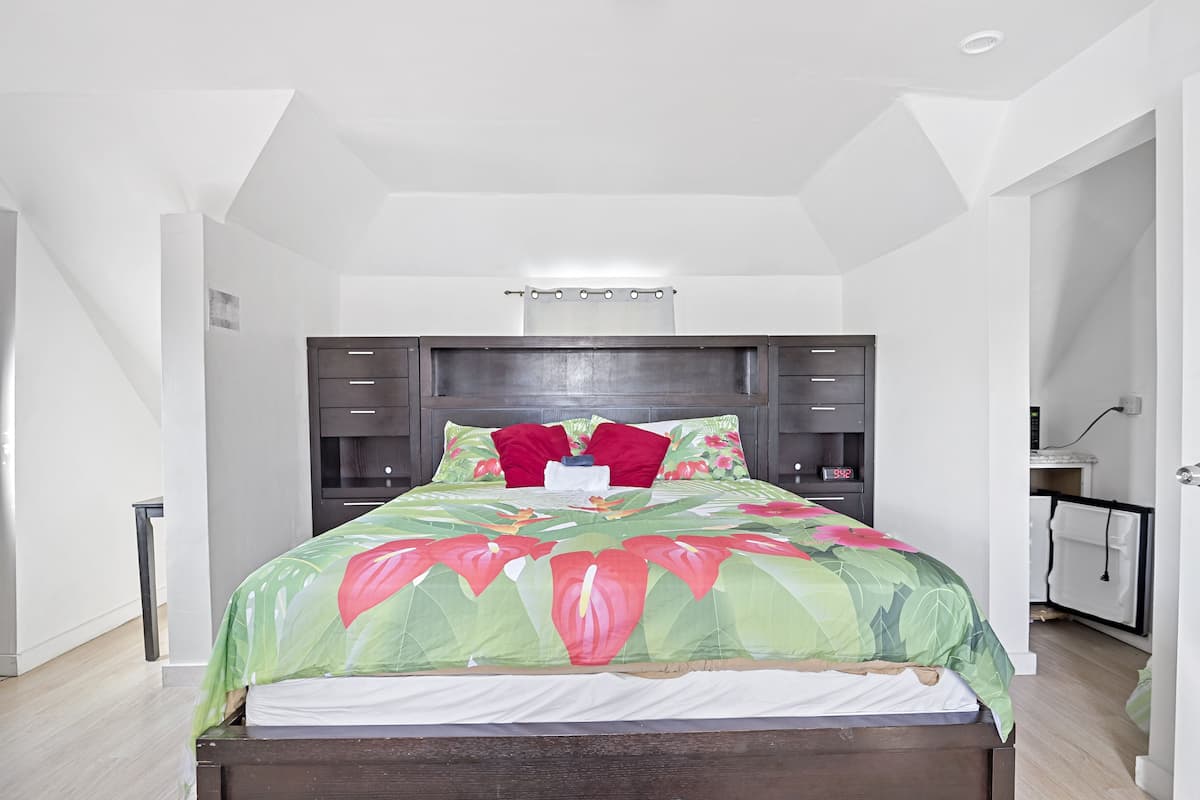 Suíte estúdio conforto, 1 cama King, para não fumantes, vista para a piscina | Individualmente decorados, cortinas blackout