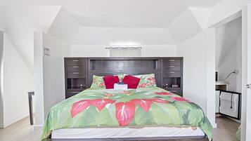 Suite estudio Confort, 1 cama de matrimonio grande, no fumadores, vistas a la piscina | Decoración individual, cortinas opacas, tabla de planchar con plancha