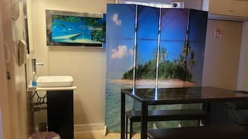 Comfort Studio Suite, 1 King Bed, Non Smoking, Pool View | Individually decorated, blackout curtains, iron/ironing board, free WiFi