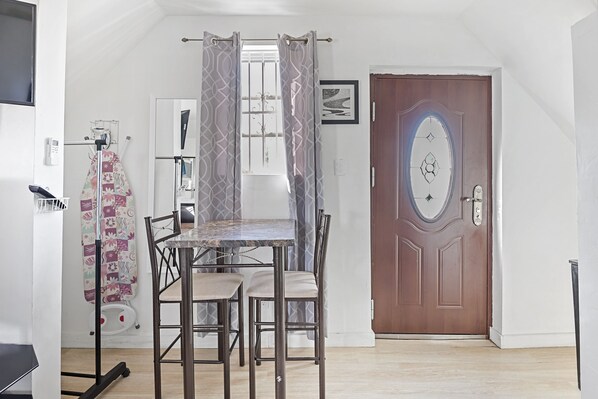 Comfort-Studiosuite, 1 King-Bett, Nichtraucher, Poolblick | Wohnbereich