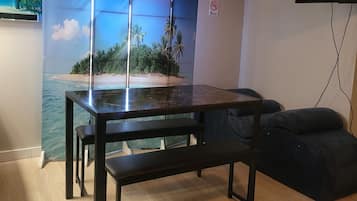 Suite estudio Confort, 1 cama King size, para no fumadores, vista a la alberca | Decoración personalizada y cortinas blackout