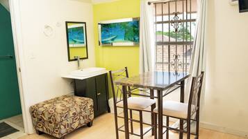 Comfort-Studiosuite, 1 King-Bett, Nichtraucher, Poolblick | Wohnbereich | Flachbildfernseher