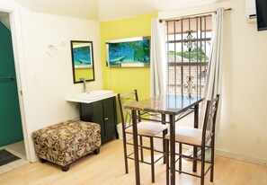 Comfort-Studiosuite, 1 King-Bett, Nichtraucher, Poolblick | Wohnbereich