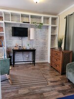 舒适开间套房, 1 间卧室 | 起居区 | 平板电视