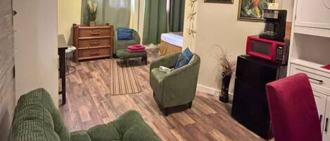 Comfort-Studiosuite, 1 Schlafzimmer | Wohnbereich | Flachbildfernseher