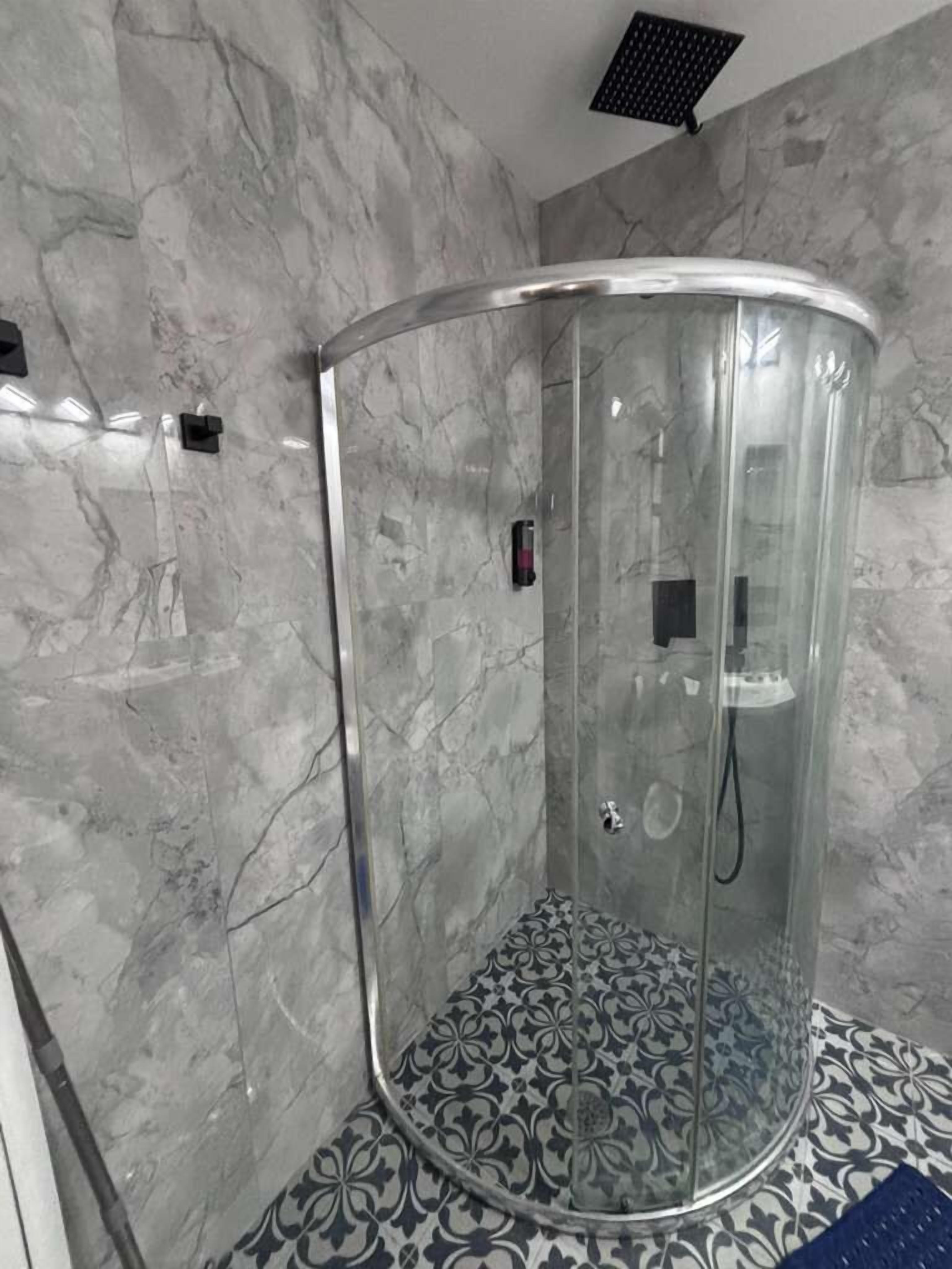 Studio Suite tiện nghi đơn giản, 1 ph òng ngủ | Phòng tắm | Buồng tắm vòi sen, đồ dùng nhà tắm miễn phí, máy sấy tóc, khăn tắm 