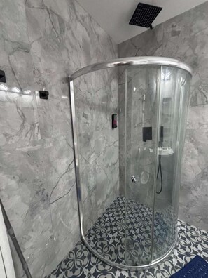 Suíte estúdio conforto, 1 quarto | Banheiro | Chuveiro, produtos de toalete grátis
