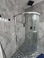 Comfort Studio Suite, 1 Bedroom | Bathroom | Shower, free toiletries, hair dryer, towels