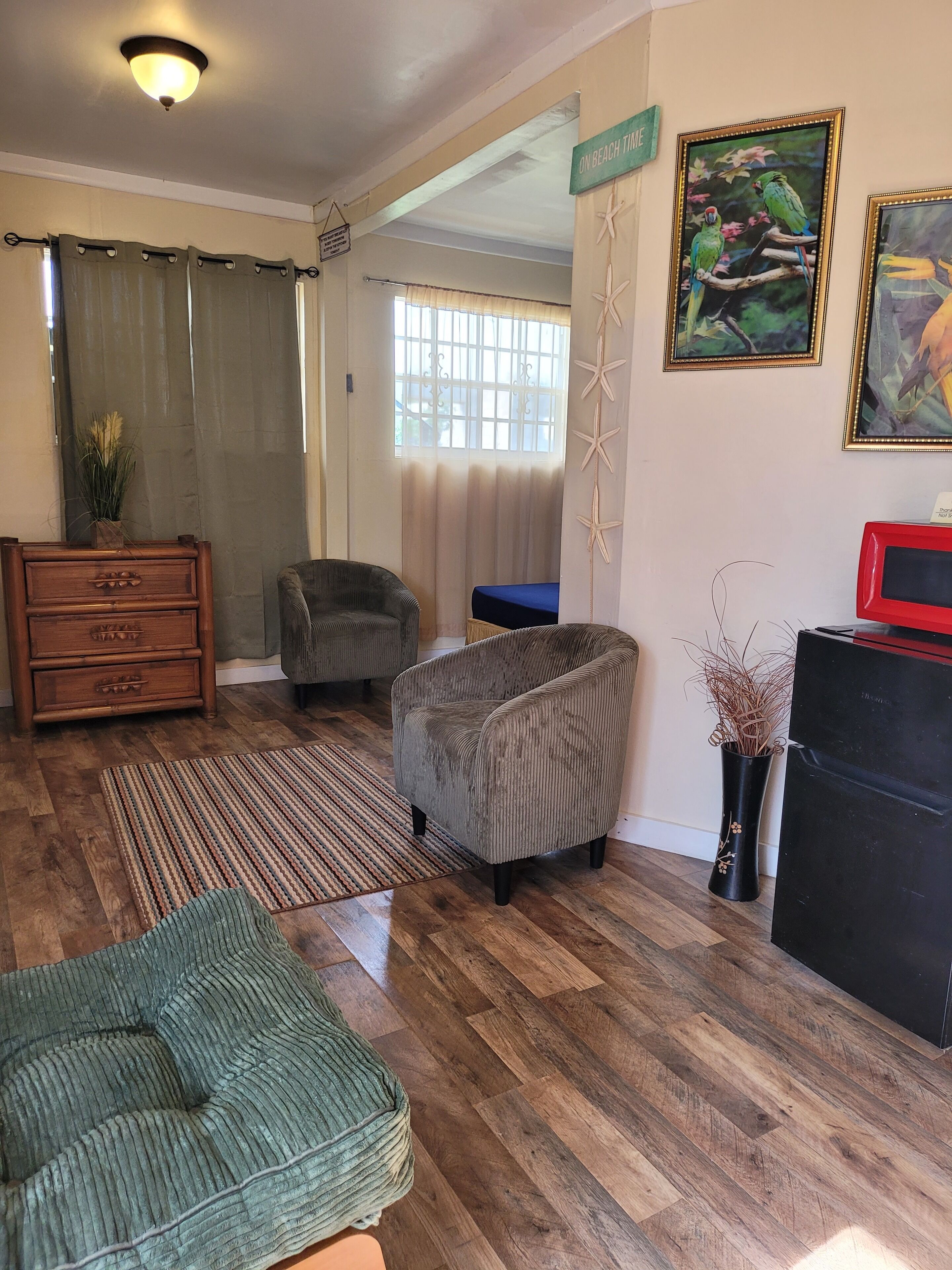 Comfort Studio Suite, 1 Bedroom | Living area | Flat-screen TV