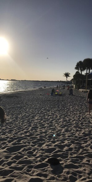Una playa cerca, sillas reclinables de playa, toallas de playa