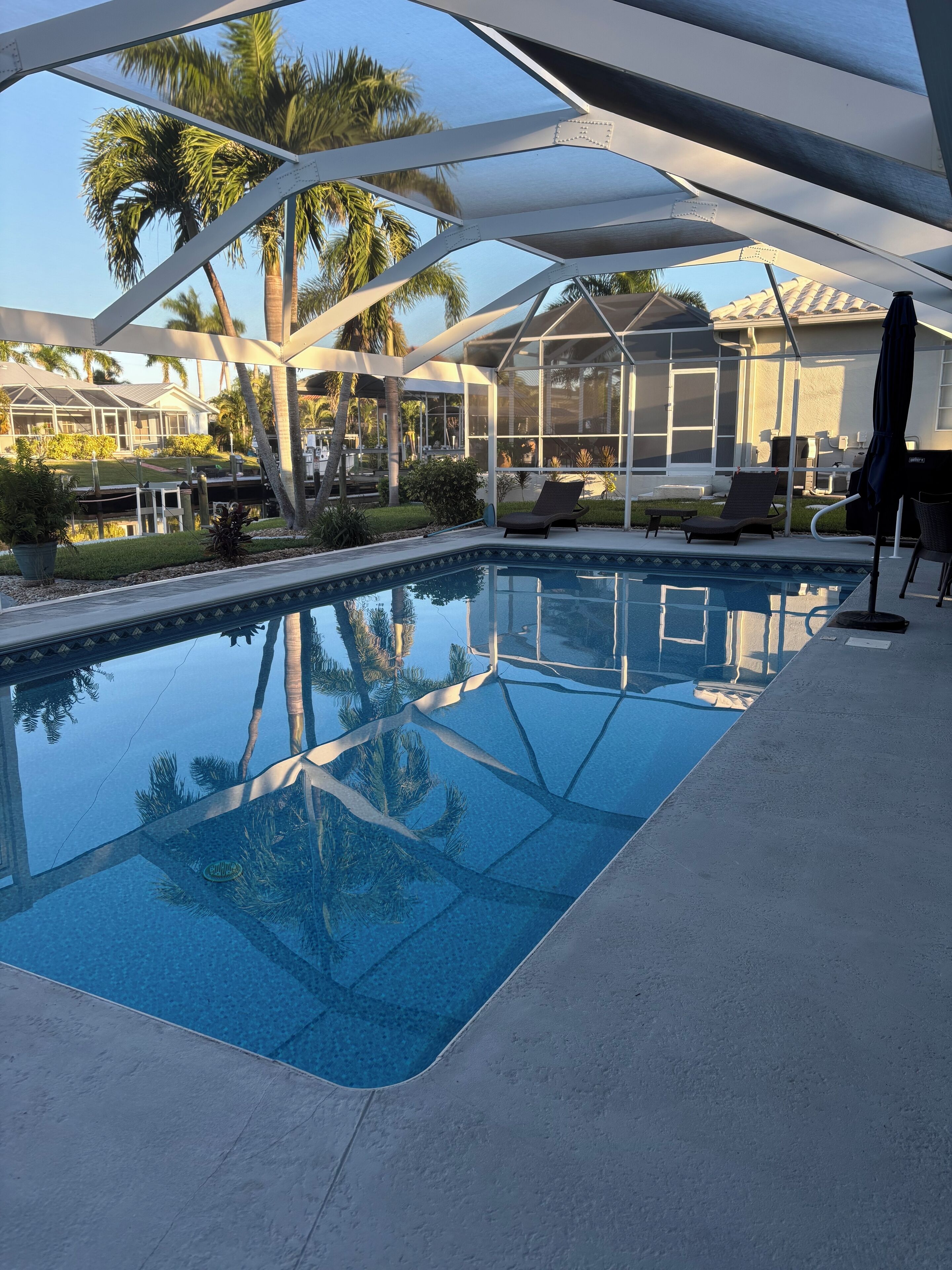 Una piscina al aire libre, una piscina climatizada