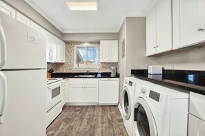 ثلاجة، ميكروويف، فرن، موقد طهي مسطح