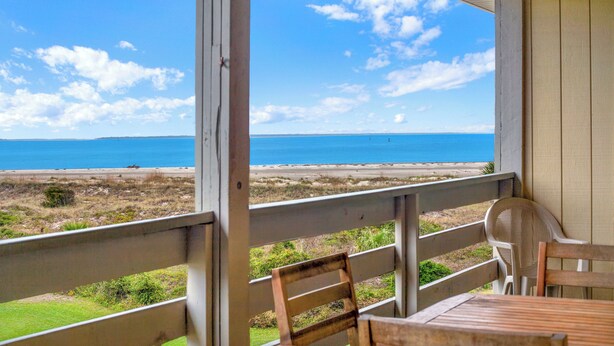 A covered outdoor area with a view of the beach and ocean. - Experience Lighthouse Point 35C– Your North End Tybee Retreat (Tybee Island)