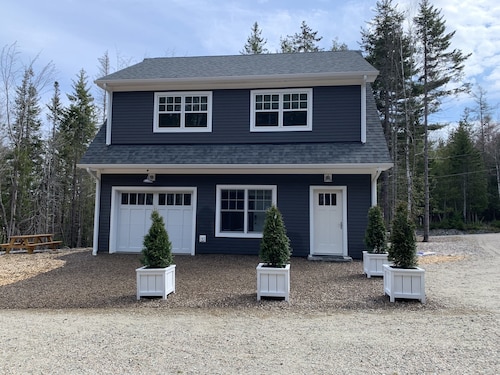 Acadia Quiet side Studio.  Modern feel in the quaint Maine woods. Full kitchen.